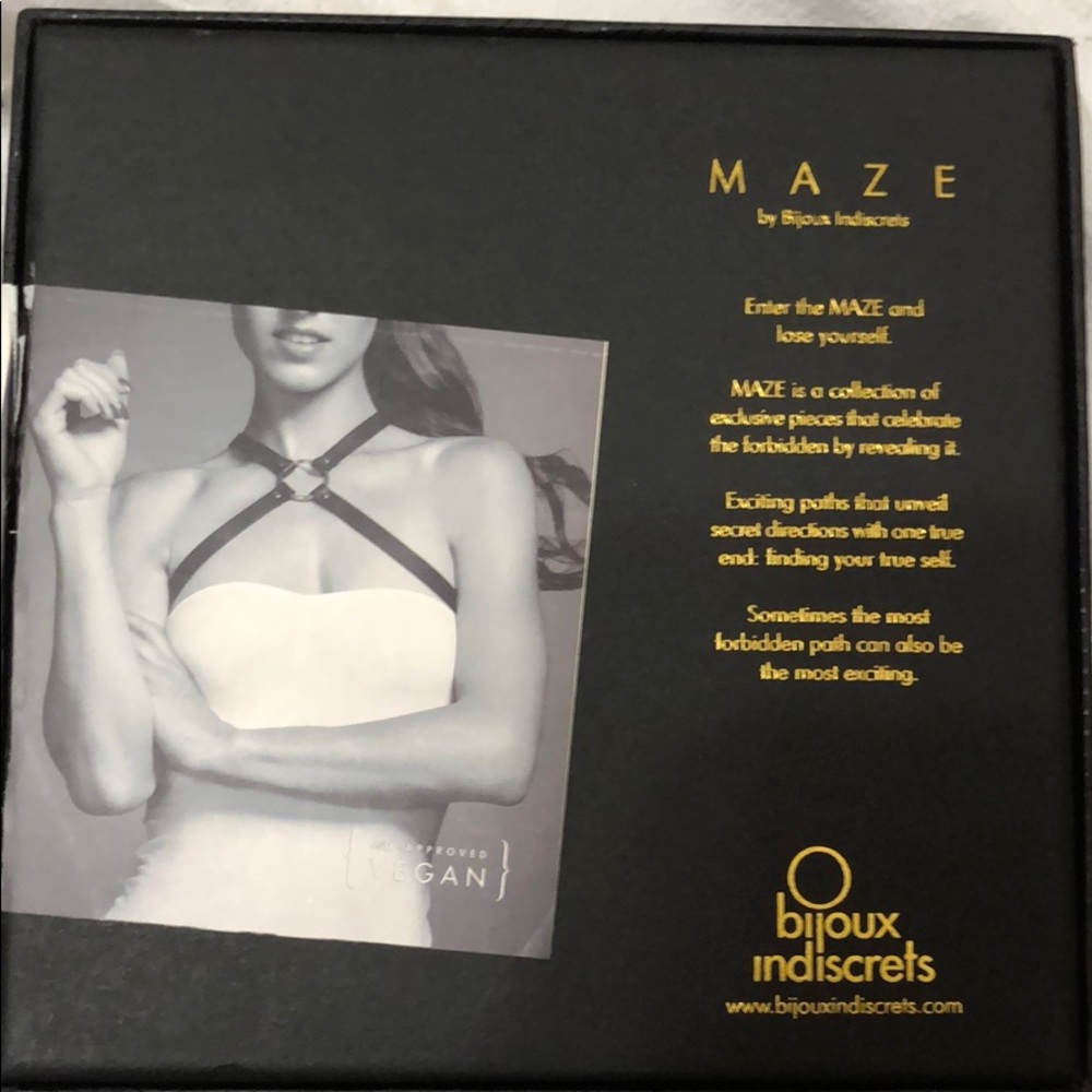 Maze cross chest harness